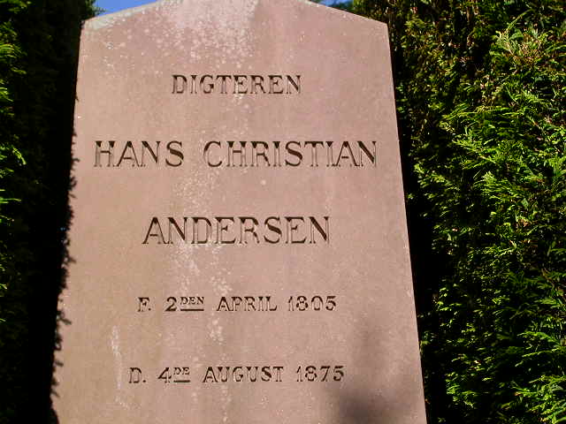 Da H.C. Andersen den 6. september 1819 kommer til København, er det fordi teateret trækker. Han troede faktisk, at teatret ventede på ham. Det gjorde det ikke.
Han forsøgte sig som sanger og skuespiller.