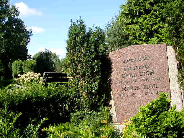 When I went to Copenhagen I stayed at the SLEEP IN HEAVEN youth hostel in Norrebro, the multicultural heart of Denmark. There were 80 people sleeping to a room but a nonetheless chilled atmosphere, and the summer sunshine was idyllic. On my first morning (August 17) I was walking near my hostel when I found this cemetery, called the Assistens Kirkegard. I was surprised to suddenly see in front of me, around the next corner, a very famous grave.