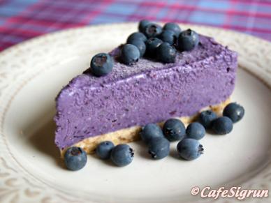 Blueberry Ice Cream Cake, copyright Cafe Sigrun.