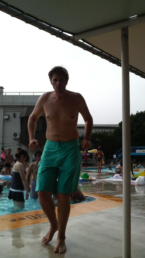 Sein Kamiyu at a pool in Setagaya Ward