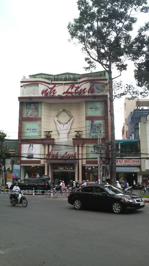 Anh Linh Department Store on 3 Thang 3 Road, District 5, HCMC.