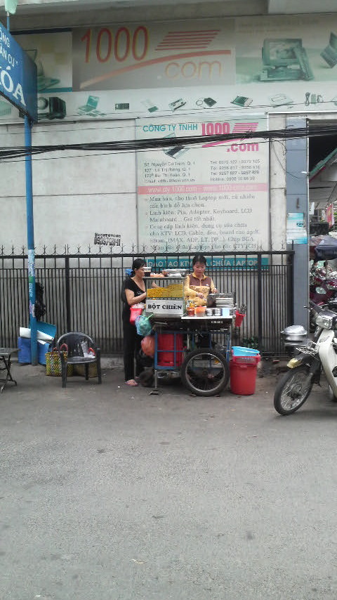 Banh bot chien stall in District 1, HCMC