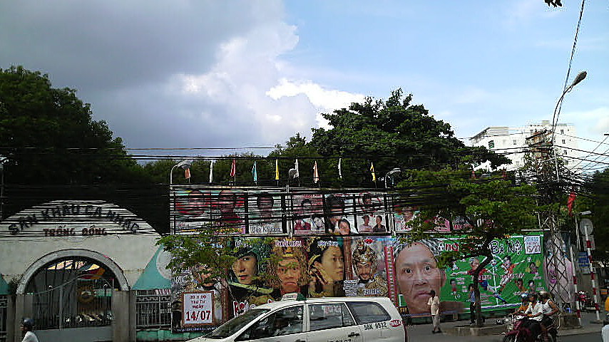 Stars of Vietnamese cinema near the tennis courts in the Cultural Park