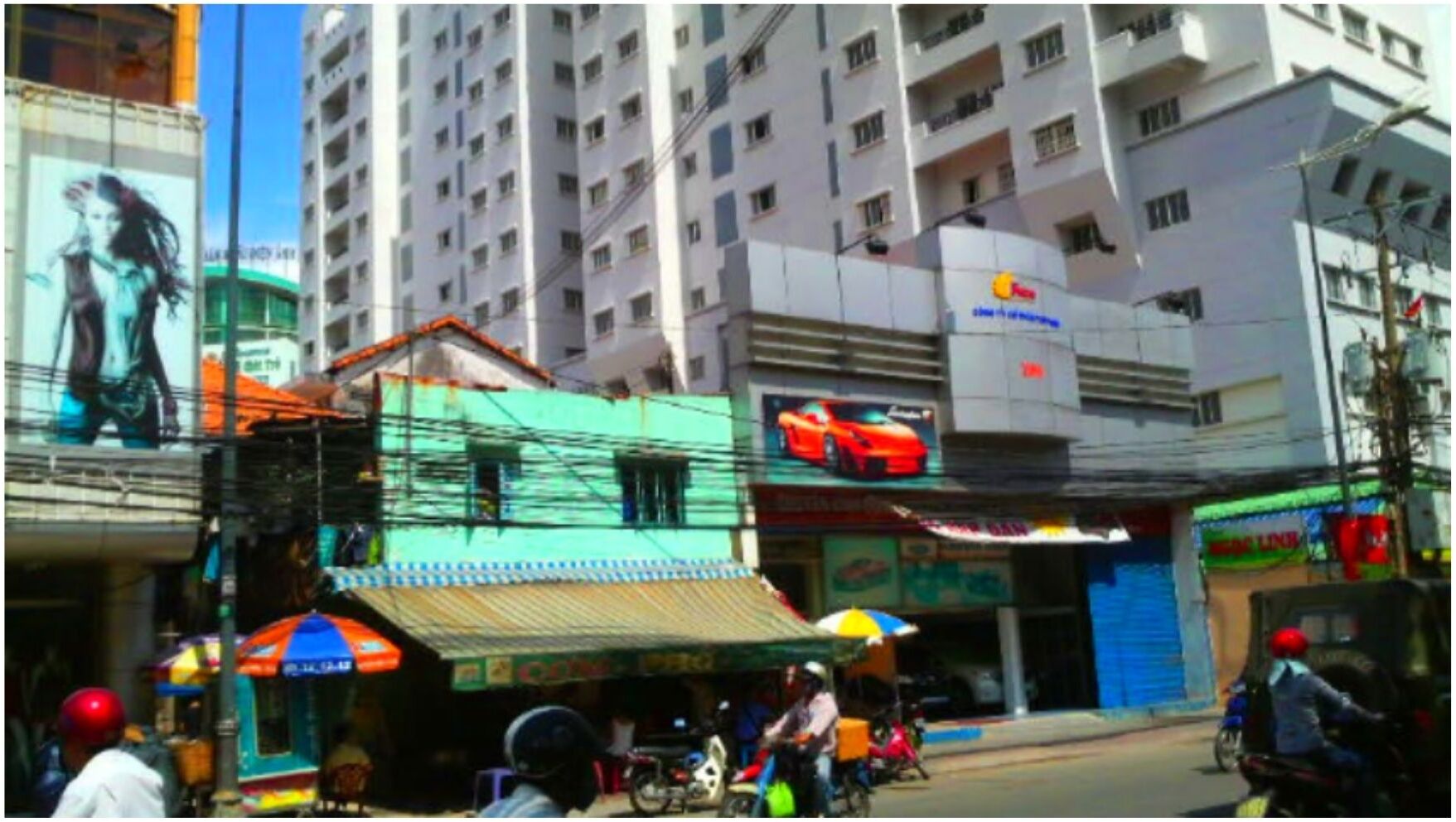 The chaos of the streets, in HCMC, 2010.