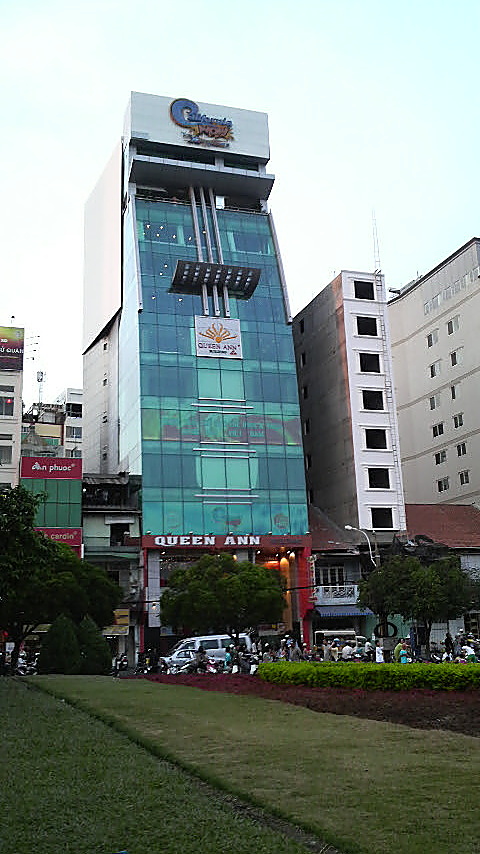 This building near Ben Thanh Market would totally blend in with the streetscape at Okachimachi in Tokyo, Japan